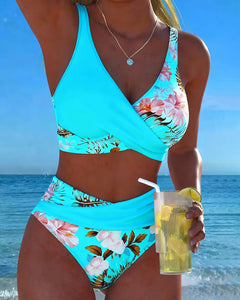 Lena | Bikini mit kontrastierendem Blumenmuster und Schlitz in Blau