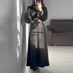 Emory - Langes Damenkleid mit hoher Taille und Rüschenärmeln in Schwarz