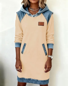 Viktoria – Lässiges Kleid Mit Kapuze und Denim Einsätzen in Beige