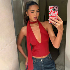 Inaya | Neckholder-Top mit geknotetem Schal in Rot