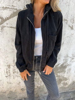 Tova – Stilvolle Cordjacke mit Reißverschluss in Schwarz