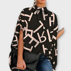 Carina | Vielseitige Abendbluse mit modernem Stil in Schwarze Buchstaben