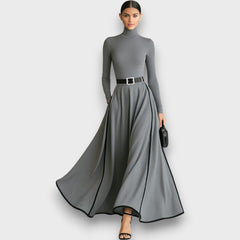 Marceline – Schwarzes Maxikleid mit weißen Nähten in Grau