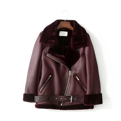 Alva - Stilvolle Leder-Bikerjacke mit Polokragen und Gürtel in Weinrot