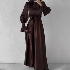 Emory - Langes Damenkleid mit hoher Taille und Rüschenärmeln in Braun