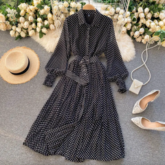 Kine - Stylisches Frühlingskleid - Kleid mit Punkten in Schwarz