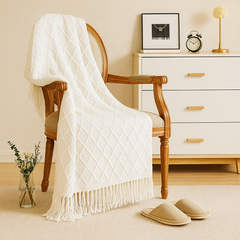 Weiche, gemütliche Überwurfdecke im Vintage-Stil mit geometrischem Muster für Couch und Bett in Weiß