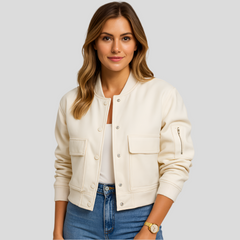 Kurzer Pilotenblouson für Damen – Klappentaschen und Druckknopfverschluss in Weiß