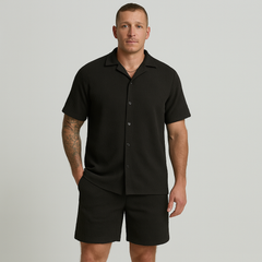 Lässiges Herren-Set – Kurzarmhemd mit Kragen und Shorts mit strukturiertem Karomuster in Schwarz