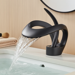 Moderner Wasserfall-Badezimmerhahn – Chrom-Einhebel-Waschtischhahn mit skulpturalem Design in Mattschwarz