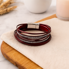 Mehrlagiges Lederarmband für Damen – Roségold mit Perlen und Kristall-Akzenten in Weinrot
