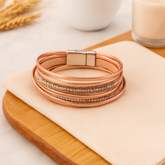 Mehrlagiges Lederarmband für Damen – Roségold mit Perlen und Kristall-Akzenten in Champagner
