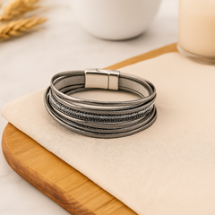 Mehrlagiges Lederarmband für Damen – Roségold mit Perlen und Kristall-Akzenten in Grau