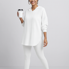 Damen Zweiteiler aus Rippstrick – Kapuzenpullover mit langen Ärmeln & Skinny Hose – Lässiges Freizeit-Outfit in Weiß