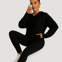 Damen Zweiteiler aus Rippstrick – Kapuzenpullover mit langen Ärmeln & Skinny Hose – Lässiges Freizeit-Outfit in Schwarz