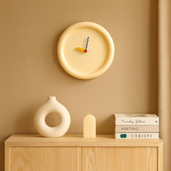 TimePop – Buntes geometrisches Wanduhren im Memphis-Stil mit mutigem künstlerischem Design in Beige