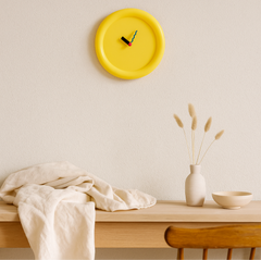 TimePop – Buntes geometrisches Wanduhren im Memphis-Stil mit mutigem künstlerischem Design in Gelb