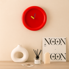 TimePop – Buntes geometrisches Wanduhren im Memphis-Stil mit mutigem künstlerischem Design in Rot