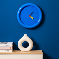 TimePop – Buntes geometrisches Wanduhren im Memphis-Stil mit mutigem künstlerischem Design in Blau