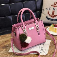 Elegante Damenhandtasche mit Anhänger und Plüschakzenten in Rosa