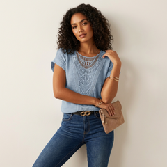 Elegante Spitzenbluse mit Rundhalsausschnitt und kurzen Ärmeln – Isabella in Hellblau