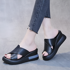 Fabiola - Stylishe Plattform-Sandalen für Damen in Schwarzer Hausschuh