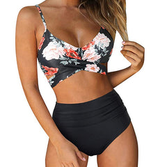 Larissa® | Bikini Dein ideales Strandoutfit in Blumentop - Schwarze Shorts