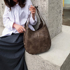 Naoko - Leder-Schultertasche - Geräumiges Inneres in Kaffee