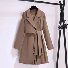 LOUISA | ELEGANTER MANTEL MIT PLISSIERTEN DETAILS in Khaki