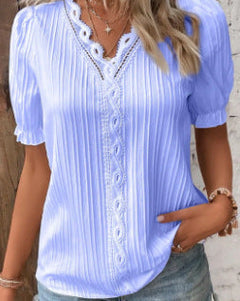 Karolina- Damen Trendy Bluse mit Struktur und Spitzendetails in Himmelblau