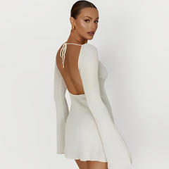 Iris - Rückenfreies Minikleid mit ausgestellten Ärmeln in Beige