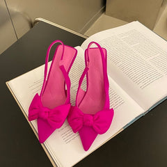 Savannah - Spitz zulaufende Slingback-Absätze - Schleifendetail in Rosenrot