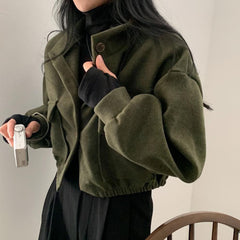 Audrey | Kurze Wolljacke Mit Stehkragen Und Lockerem Schnitt in Olivgrün