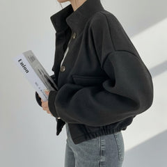 Audrey | Kurze Wolljacke Mit Stehkragen Und Lockerem Schnitt in Schwarz