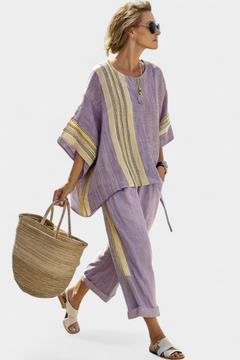 Elisa | Exquisites Lavendeltop mit Mustard-Streifen Hose in Lila