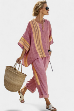 Elisa | Exquisites Lavendeltop mit Mustard-Streifen Hose in Rot