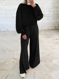 Damen gemütliches Sport-Set mit lässigem cropped Sweatshirt und weitem Hosen Schnitt in Schwarz