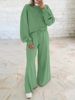 Damen gemütliches Sport-Set mit lässigem cropped Sweatshirt und weitem Hosen Schnitt in Grün