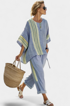 Elisa | Exquisites Lavendeltop mit Mustard-Streifen Hose in Blau