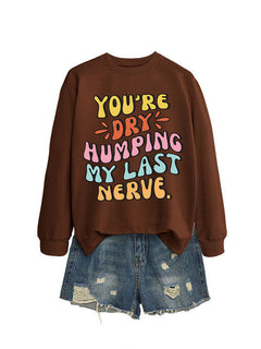 Damen Sweatshirt mit fröhlichem Comic-Slogan und lässigem Schnitt in Braun