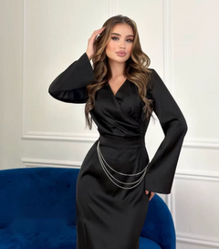 Quirita – Elegantes Satinkleid mit ausgestellten Ärmeln in Schwarz
