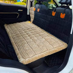 Marley™ Haustierbett mit rutschfester Unterseite und kuscheligem Plüsch in Hellbraun