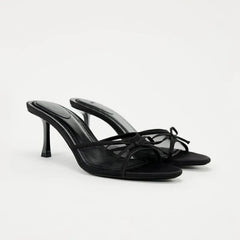 Alena - Sandalen mit Absatz - Schleifen-Detail in Schwarz