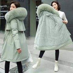 Charlotte - Pelzjacke mit Kapuze in Grün