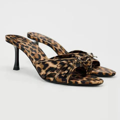 Alena - Sandalen mit Absatz - Schleifen-Detail in Leopardenmuster