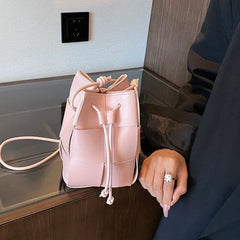 Anikadel - Crossbody Beuteltasche - Geflochtener Stil mit Kordelzug in Hellrosa