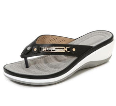 Darlene - Flip‑Flops mit niedrigem Absatz in Schwarz