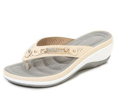 Darlene - Flip‑Flops mit niedrigem Absatz in Beige