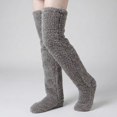 (KAUF 1, ERHALTE 2 GRATIS) Veloura™ Premium Kuschelsocken aus Weichem Plüschstoff in Haselgrau
