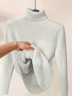 Amora - Gefütterter Pullover mit Rollkragen in Weiß